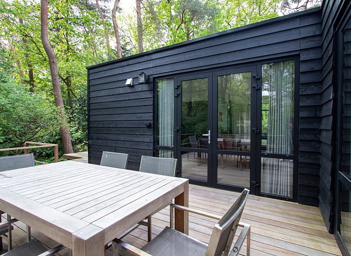 Vacation home in Doldersum with modern veranda, surrounded by green nature in Southwest Drenthe, ideal for a relaxing stay.