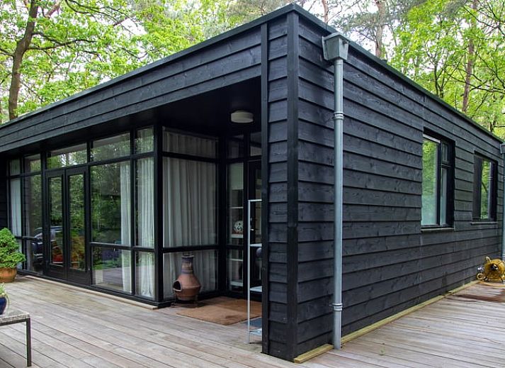 Vacation home in Doldersum with modern veranda, surrounded by green nature in Southwest Drenthe, ideal for a relaxing stay.