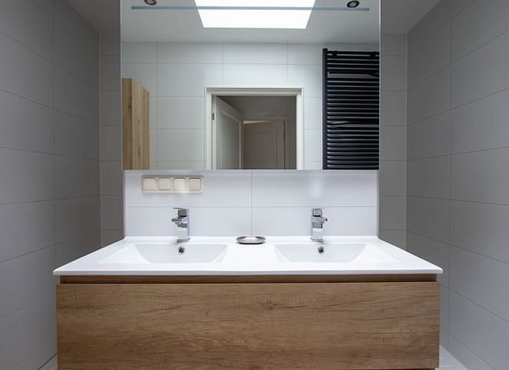 Vacation home in Doldersum with modern veranda, surrounded by nature in Southwest Drenthe, ideal for relaxation and rest.