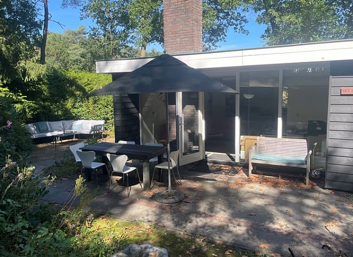 Geniet van de rust op het terras van Vakantiehuisje in Doldersum, gelegen in het groene Zuidwest Drenthe. Perfect voor ontspanning in de natuur.