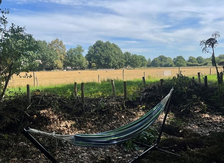 Geniet van de rust op het terras van Vakantiehuisje in Doldersum, gelegen in het groene Zuidwest Drenthe. Perfect voor ontspanning in de natuur.