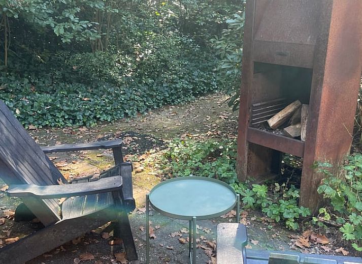 Vakantiehuisje in Doldersum, Zuidwest Drenthe met serene tuin en vijver, omgeven door weelderige natuur voor een rustgevende vakantie.