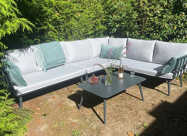 Vakantiehuisje in Doldersum, Zuidwest Drenthe met serene tuin en vijver, omgeven door weelderige natuur voor een rustgevende vakantie.