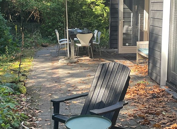 Vakantiehuisje in Doldersum, Zuidwest Drenthe met serene tuin en vijver, omgeven door weelderige natuur voor een rustgevende vakantie.