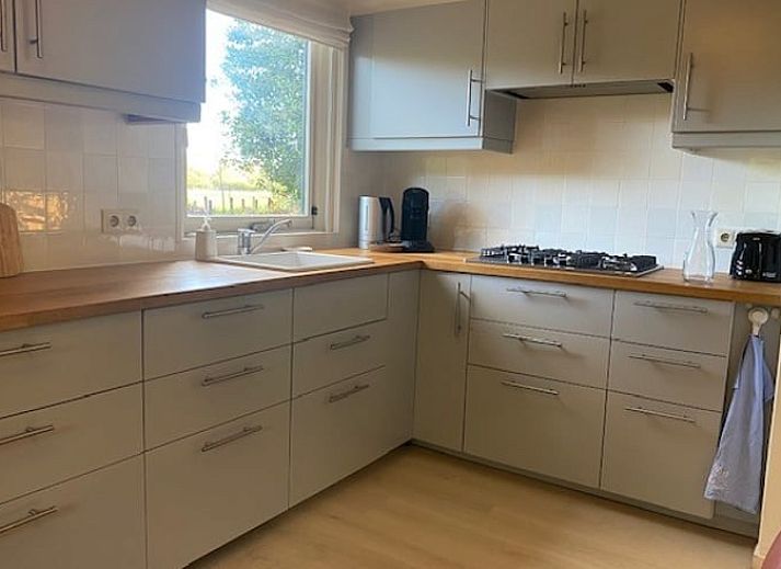 Ontspan in de hangmat bij Vakantiehuisje in Doldersum, Zuidwest Drenthe, met uitzicht op weidse velden en natuur.