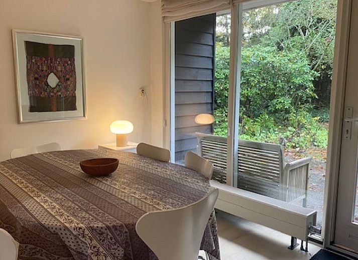 Ontspan in de hangmat bij Vakantiehuisje in Doldersum, Zuidwest Drenthe, met uitzicht op weidse velden en natuur.