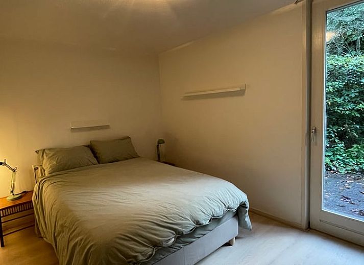 Ontspan in de hangmat bij Vakantiehuisje in Doldersum, Zuidwest Drenthe, met uitzicht op weidse velden en natuur.