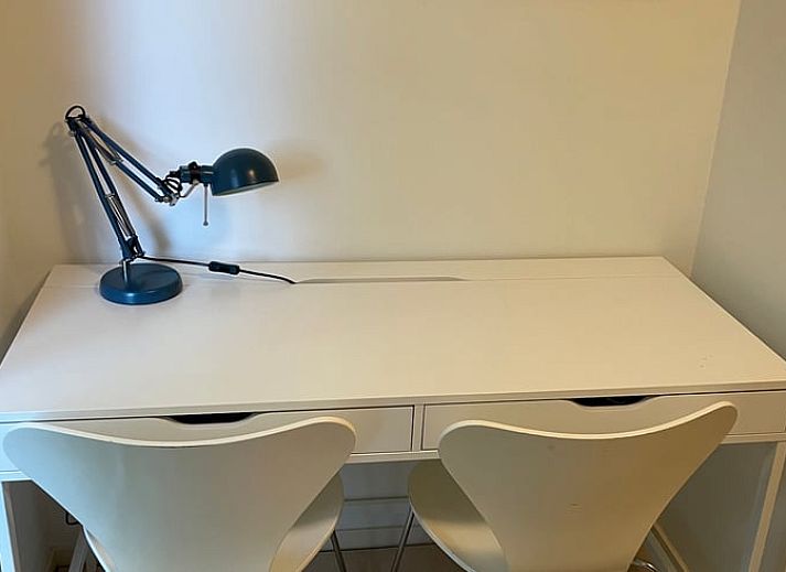 Ontspan in de hangmat bij Vakantiehuisje in Doldersum, Zuidwest Drenthe, met uitzicht op weidse velden en natuur.