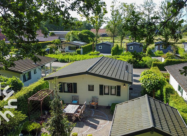 Gezellige woonkamer van DG181 vakantiehuis in Doldersum, Drenthe met uitzicht op terras.