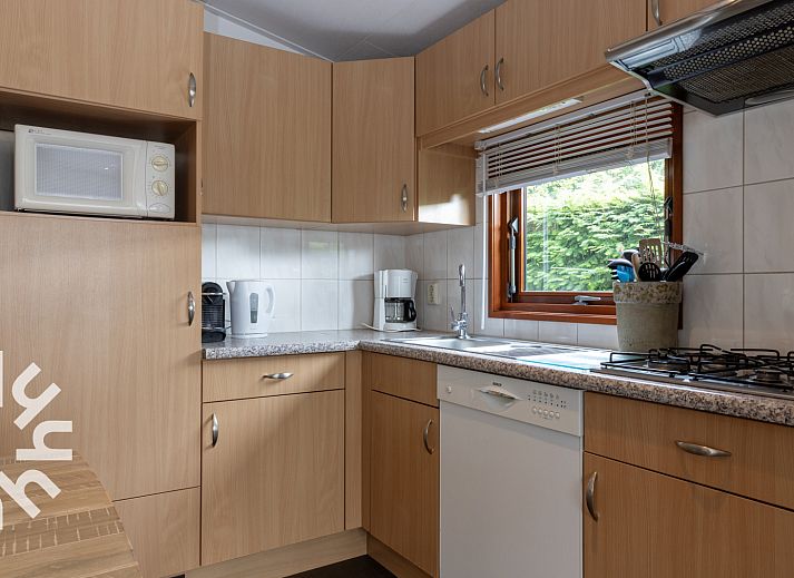 Gezellige woonkamer van DG181 vakantiehuis in Doldersum, Drenthe met uitzicht op terras.