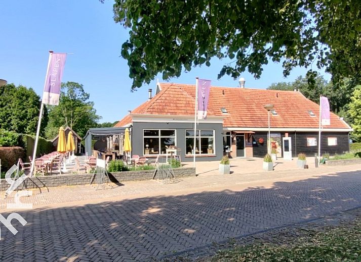 Pittoresk landschap met water en huisje bij DG181 vakantiehuis in Doldersum, Drenthe.