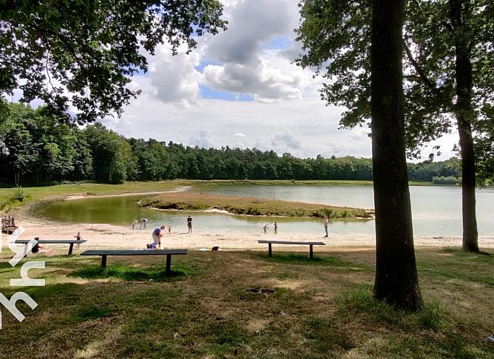 Pittoresk landschap met water en huisje bij DG181 vakantiehuis in Doldersum, Drenthe.