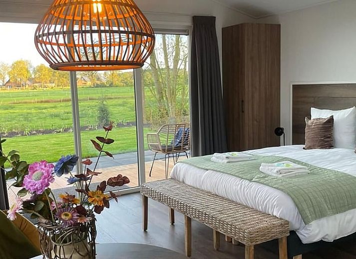 Geniet van de ochtendzon op de veranda van Huisje in Doldersum, vakantiehuis in Zuidwest Drenthe.