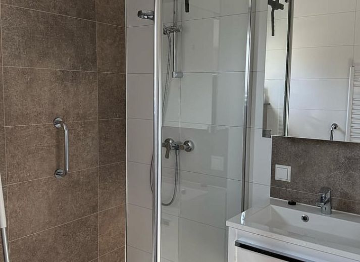 Geniet van de ochtendzon op de veranda van Huisje in Doldersum, vakantiehuis in Zuidwest Drenthe.