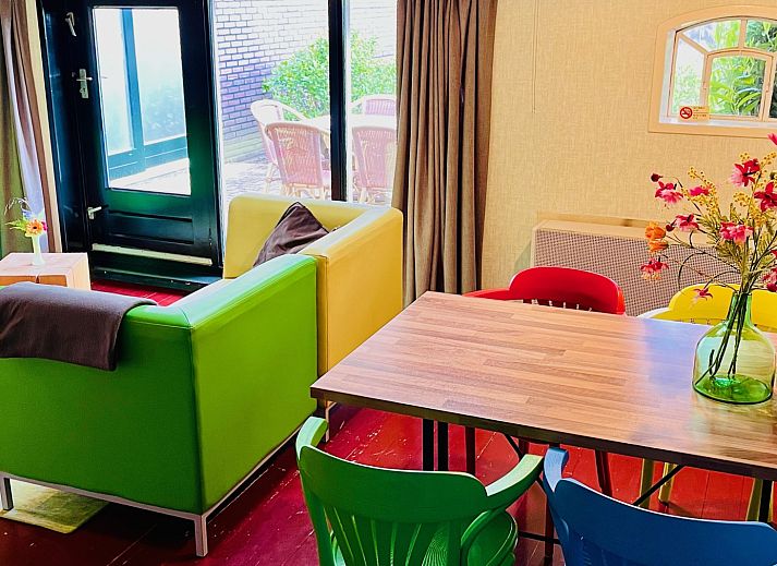 Grosser Garten am Ferienhaus DG1706 in Havelte, Drenthe mit Spielplatz und gruener Hecke.