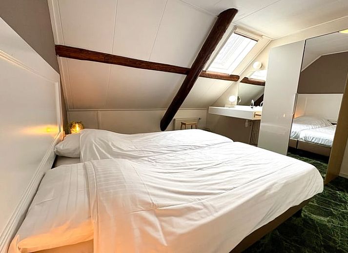 Gemuetliches Wohnzimmer und Kueche des Ferienhauses in Havelte, Ferienhaus im Suedwesten von Drenthe, mit moderner Einrichtung und gemuetlichem Essbereich.