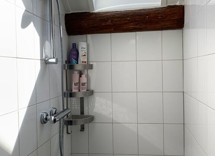 Gemuetliches Wohnzimmer und Kueche des Ferienhauses in Havelte, Ferienhaus im Suedwesten von Drenthe, mit moderner Einrichtung und gemuetlichem Essbereich.