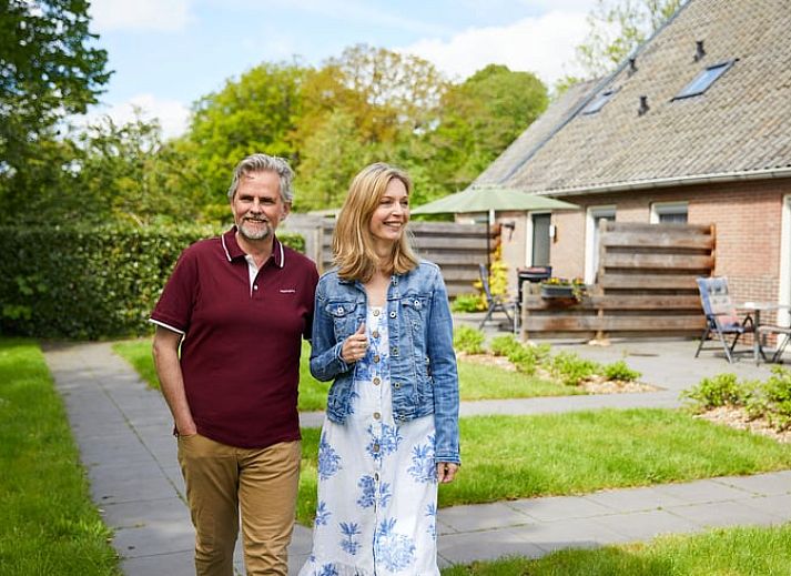 Gemuetliches Wohnzimmer und Kueche des Ferienhauses in Havelte, Ferienhaus im Suedwesten von Drenthe, mit moderner Einrichtung und gemuetlichem Essbereich.