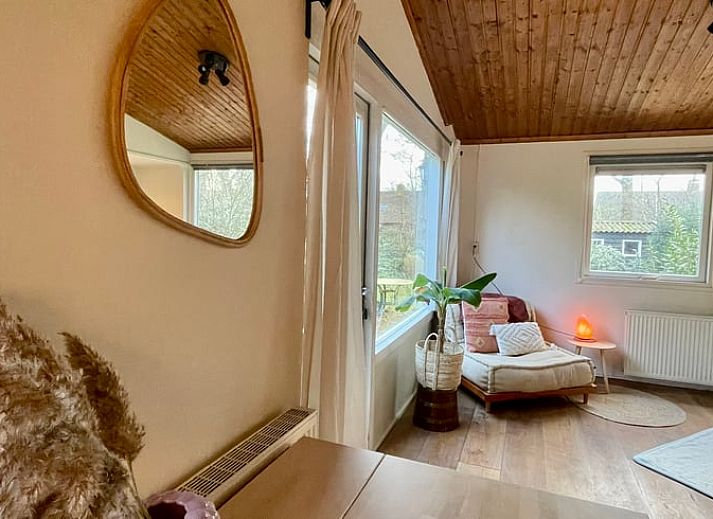 Gemuetliches Schlafzimmer im Ferienhaus in Havelte, Suedwest-Drenthe, mit rustikaler Holzdecke und stimmungsvoller Beleuchtung.