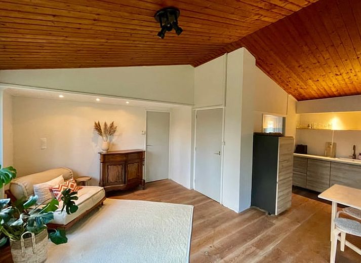 Gemuetliches Schlafzimmer im Ferienhaus in Havelte, Suedwest-Drenthe, mit rustikaler Holzdecke und stimmungsvoller Beleuchtung.