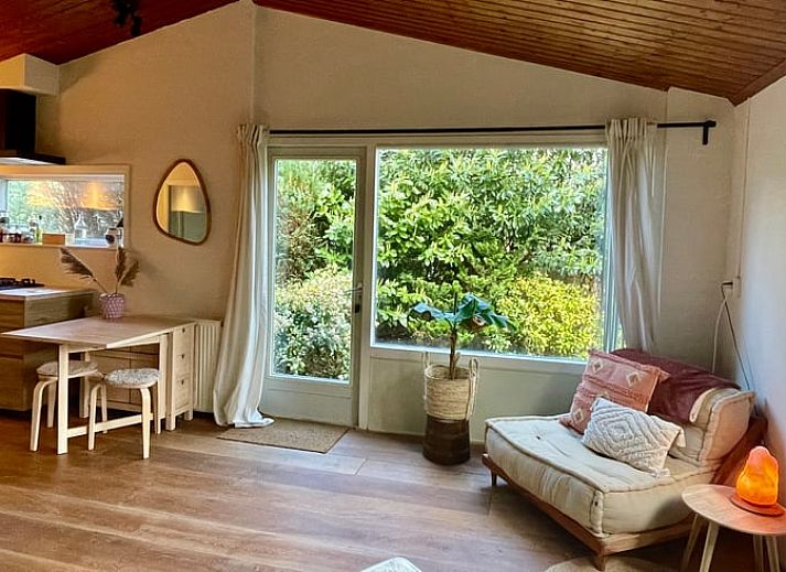 Gemuetliches Schlafzimmer im Ferienhaus in Havelte, Suedwest-Drenthe, mit rustikaler Holzdecke und stimmungsvoller Beleuchtung.