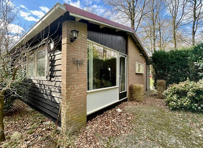 Helles Wohnzimmer mit gemuetlicher Sitzecke im Ferienhaus in Havelte, Suedwest-Drenthe.