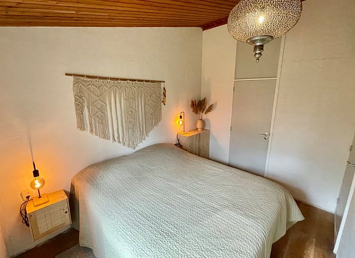 Stilvoller Innenraum mit offener Kueche im Ferienhaus in Havelte, Suedwest-Drenthe.