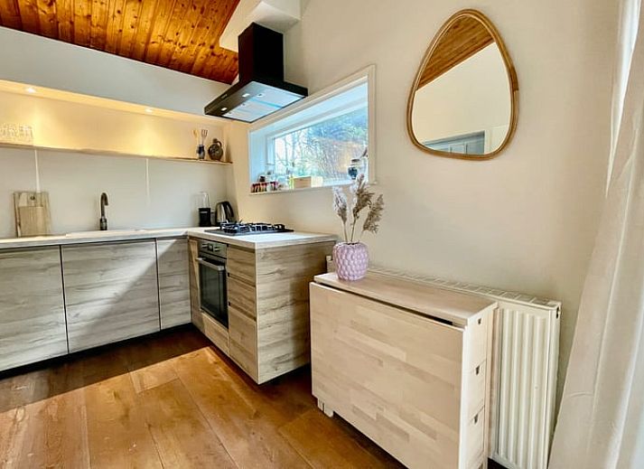 Stilvoller Innenraum mit offener Kueche im Ferienhaus in Havelte, Suedwest-Drenthe.