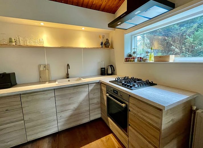 Stilvoller Innenraum mit offener Kueche im Ferienhaus in Havelte, Suedwest-Drenthe.