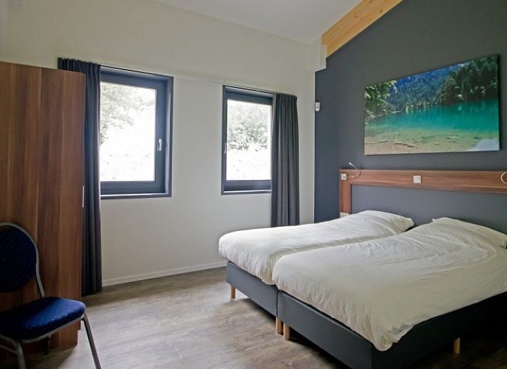 Gezellige eetruimte in Marinushoeve vakantiehuis in Havelte, Drenthe met verse broodjes en moderne inrichting.