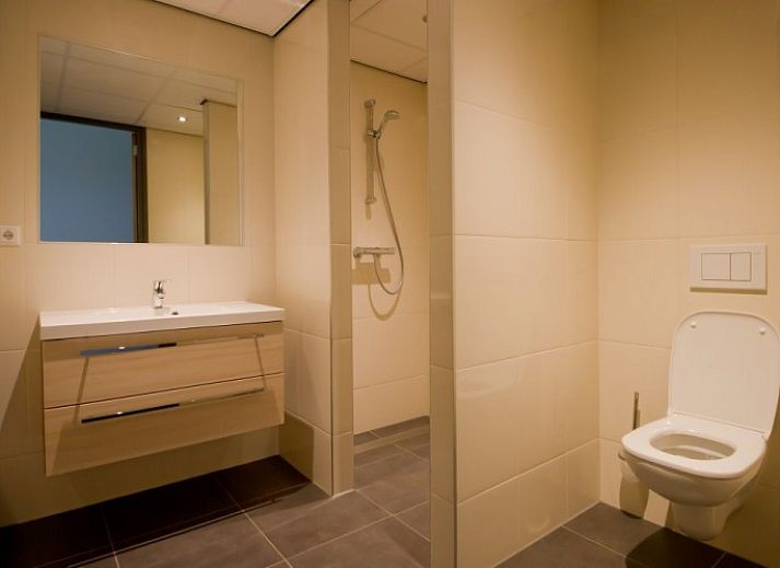 Gezellige eetruimte in Marinushoeve vakantiehuis in Havelte, Drenthe met verse broodjes en moderne inrichting.