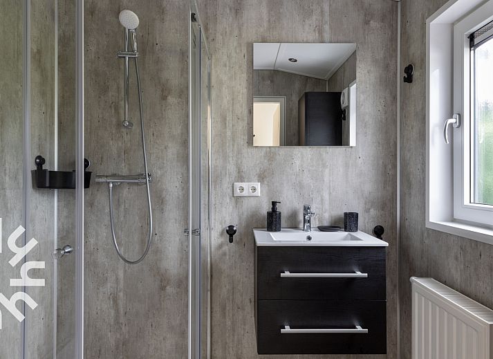 Moderne Einrichtung des Ferienhauses DG1468 in Havelte, Drenthe mit Blick auf den Garten.