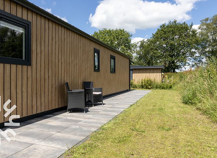 Moderne Einrichtung des Ferienhauses DG1468 in Havelte, Drenthe mit Blick auf den Garten.