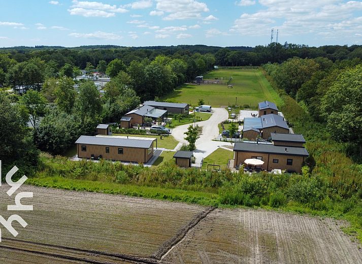 Luftaufnahme des Ferienhauses DG1468 in Havelte, Drenthe, mit umliegenden Feldern.