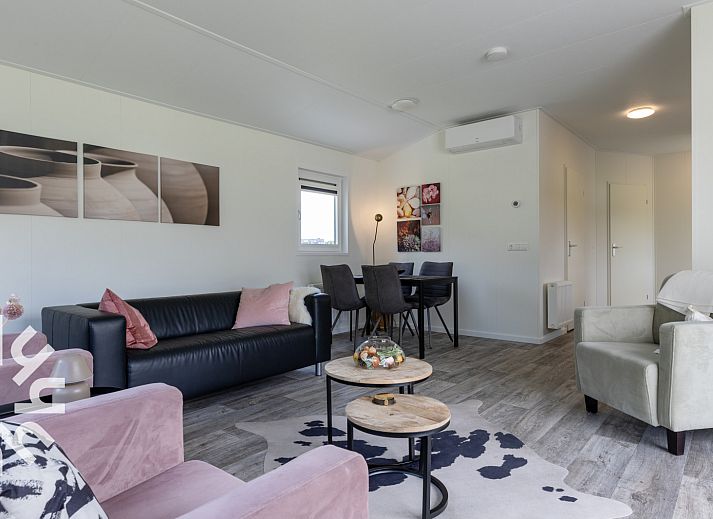 Gemuetliches Wohnzimmer im Ferienhaus DG1468 in Havelte, Drenthe, mit bequemer Sitzecke.