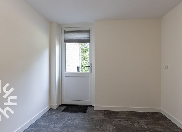 Moderne Kueche in DG1450 Ferienhaus Havelte, Suedwest Drenthe, mit Blick auf den Garten.