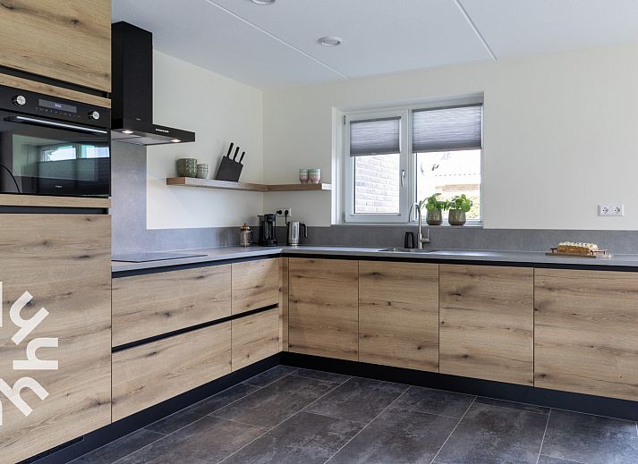 Moderne Kueche in DG1450 Ferienhaus Havelte, Suedwest Drenthe, mit Blick auf den Garten.