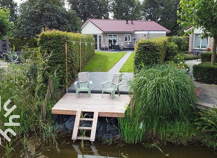 Moderne Kueche in DG1450 Ferienhaus Havelte, Suedwest Drenthe, mit Blick auf den Garten.
