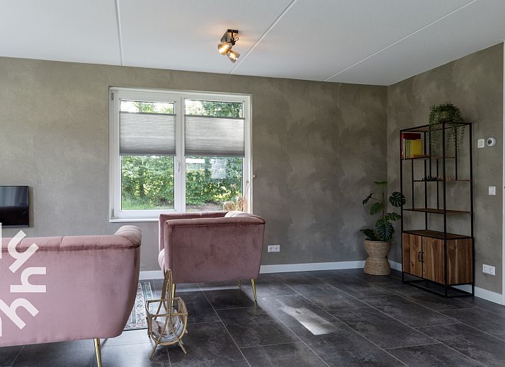 Stilvolles Schlafzimmer im Ferienhaus DG1450 Havelte, Drenthe, mit offenem Kleiderstaender.