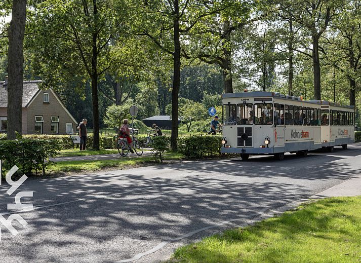 Stilvolles Schlafzimmer im Ferienhaus DG1450 Havelte, Drenthe, mit offenem Kleiderstaender.