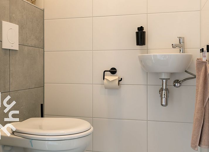 Luxurioeses Badezimmer mit begehbarer Dusche im Ferienhaus DG1450 Havelte, Suedwest-Drenthe.