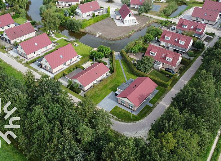 Offene Veranda des Ferienhauses DG1450 in Havelte, Drenthe, mit Zugang zum Garten.