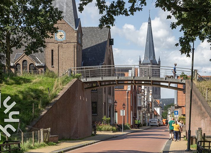 Offene Veranda des Ferienhauses DG1450 in Havelte, Drenthe, mit Zugang zum Garten.
