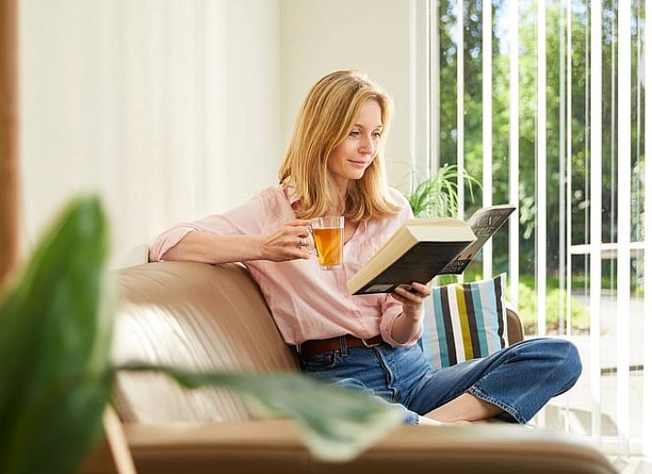 Geniessen Sie ein entspanntes Fruehstueck auf der Terrasse von Huisje in Havelte, einem Ferienhaus inmitten der gruenen Natur von Suedwest-Drenthe.