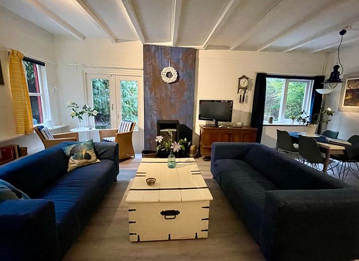 Eingang mit Treppe im Huisje in Diever, einem attraktiven Ferienhaus im Suedwesten von Drenthe.