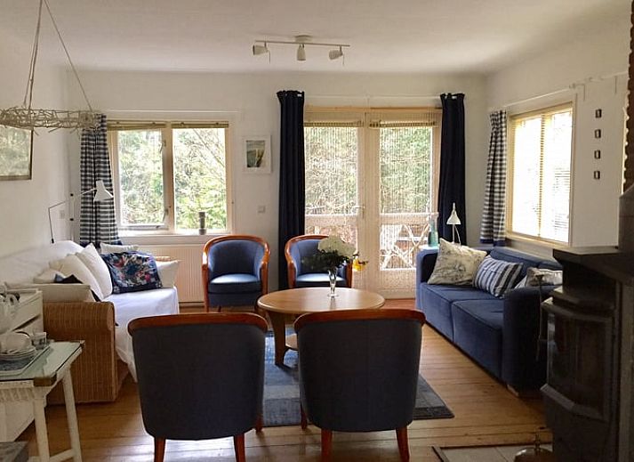 Vakantiehuis in Diever, Drenthe met zonnig terras en groene omgeving.