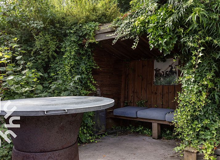 Hot tub in the garden of DG183 vacation home in Diever, Drenthe for relaxation.