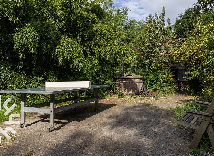 Hot tub in the garden of DG183 vacation home in Diever, Drenthe for relaxation.