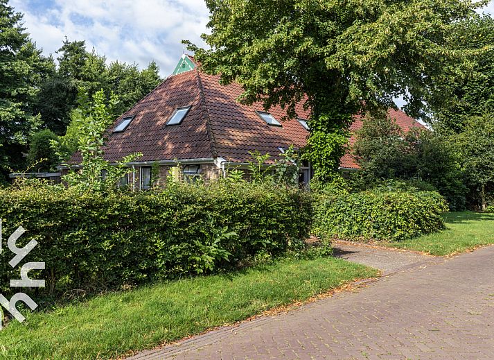 Hot tub in the garden of DG183 vacation home in Diever, Drenthe for relaxation.