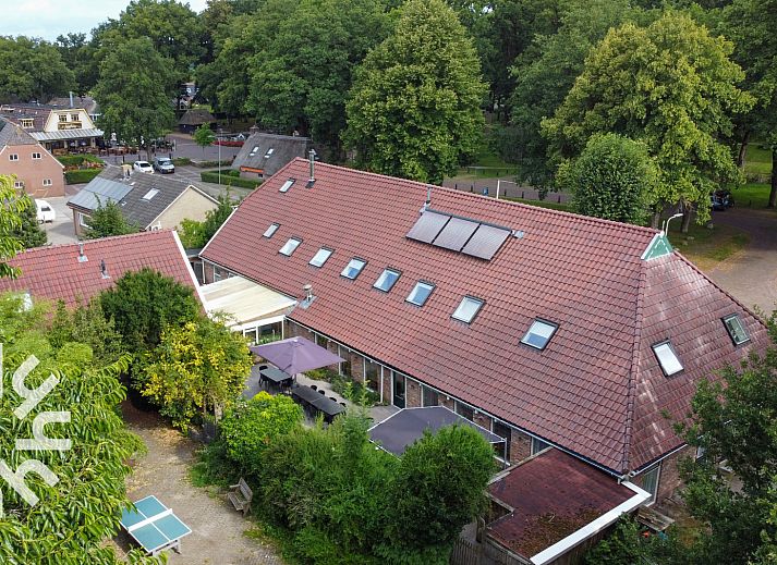 Hot tub in the garden of DG183 vacation home in Diever, Drenthe for relaxation.